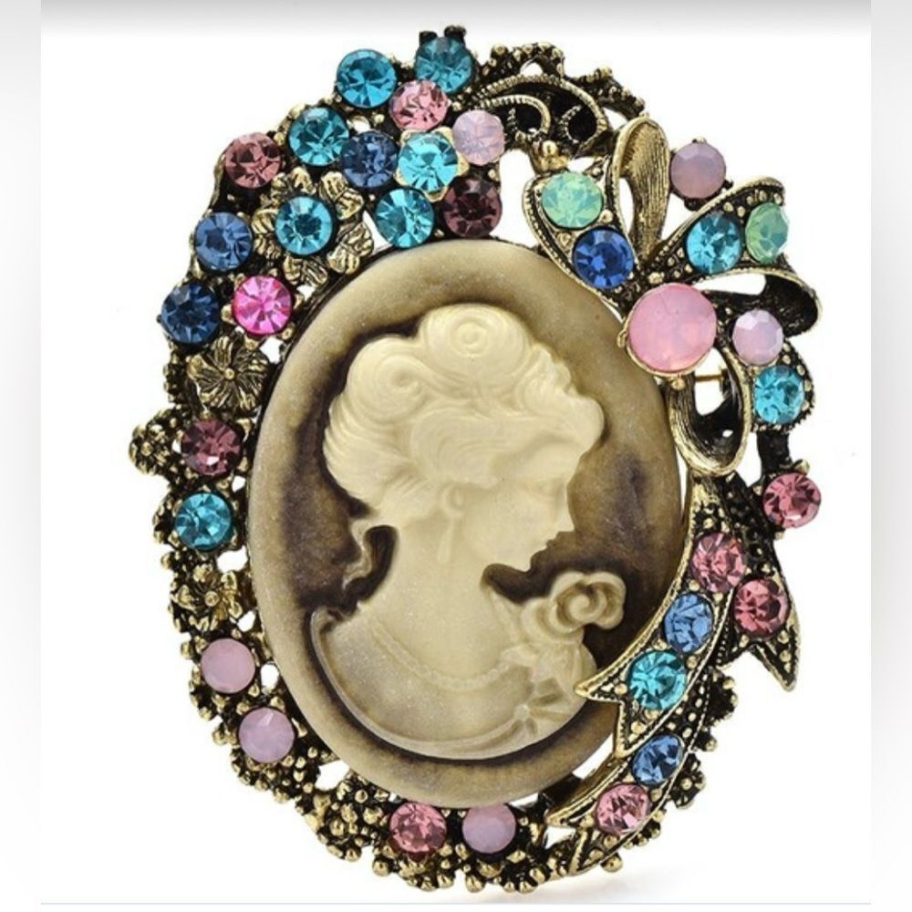 ✨ Stunning Vintage Cameo Brooch with Sparkling Multicolor Crystals ✨